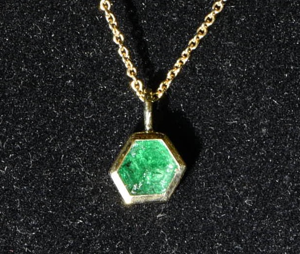 Smaragdanhänger in Goldfassung Smaragdanhänger in Goldfassung
