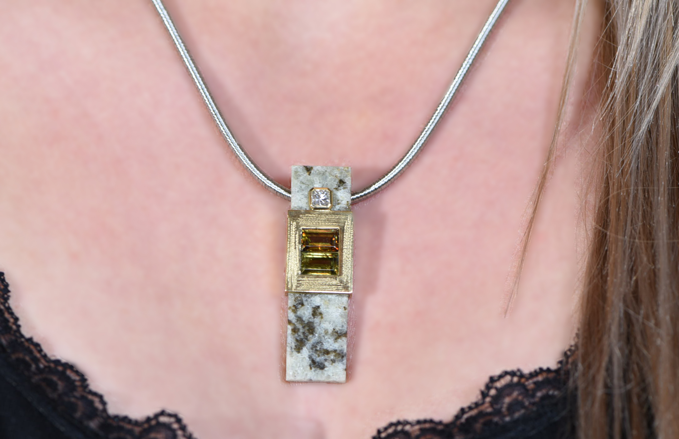 Titanitanhänger mit 18-ct-Gold und Brillant Titanitanhänger mit 18-ct-Gold und Brillant