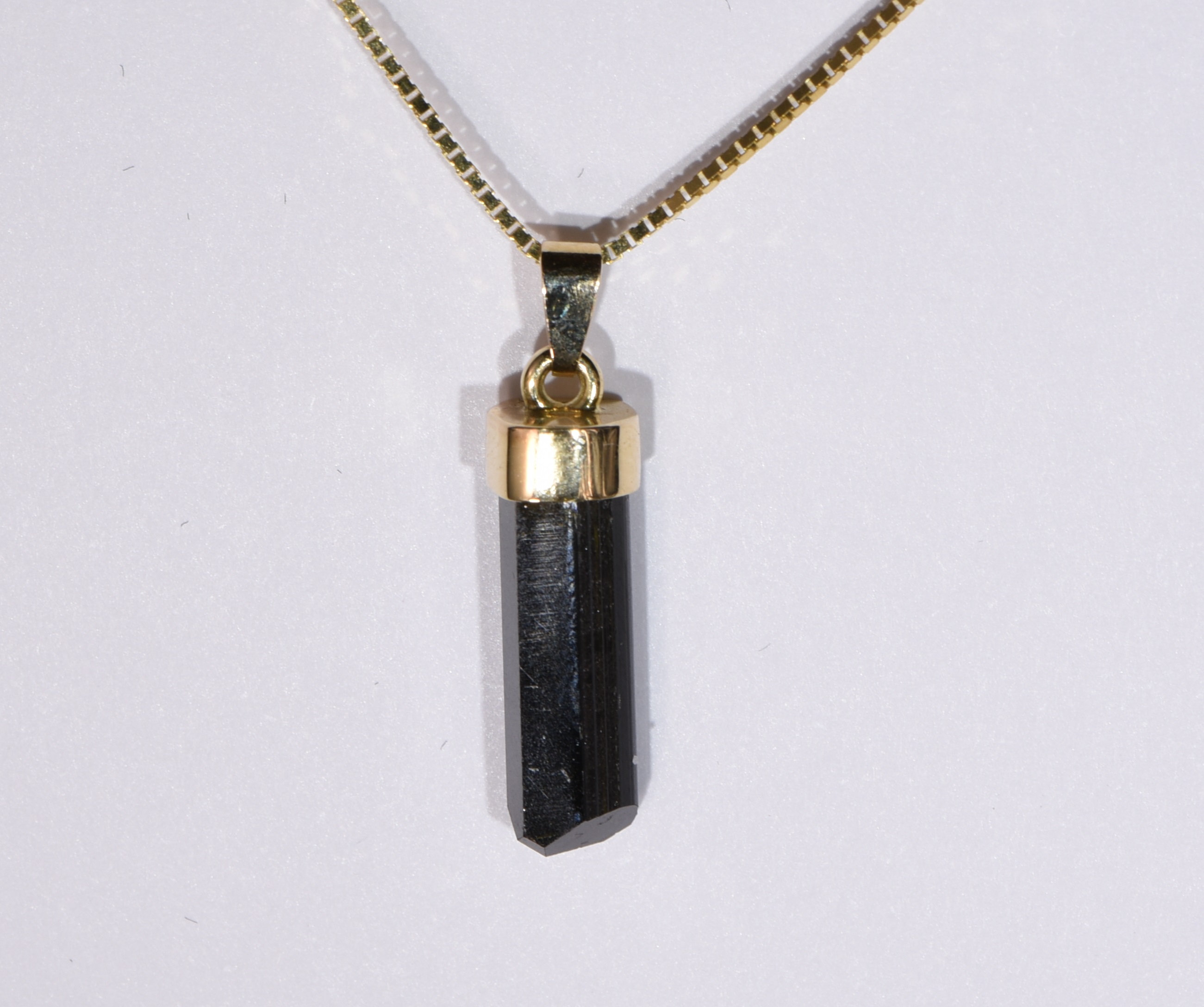 Epidotanhänger mit Goldkappe Epidotanhänger mit Goldkappe