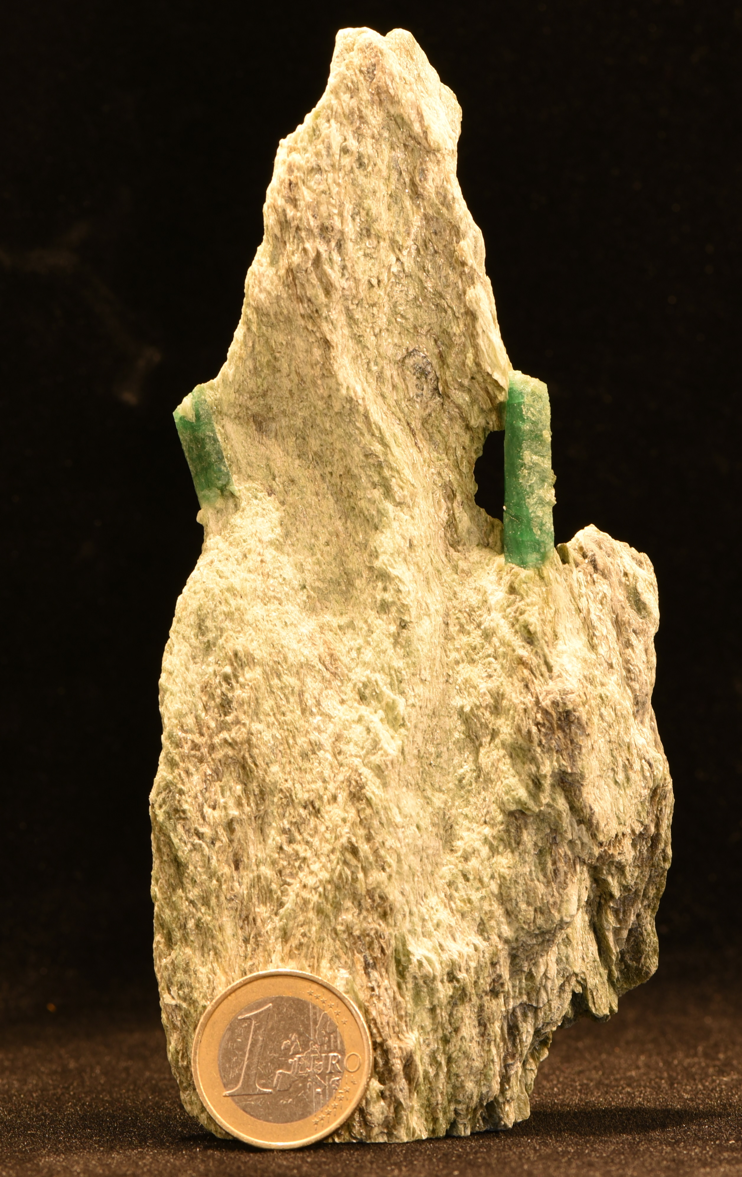     Smaragdstufe mit freistehendem Kristall
