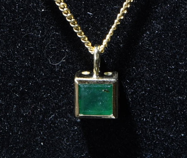 Smaragdanhänger in Goldfassung Smaragdanhänger in Goldfassung