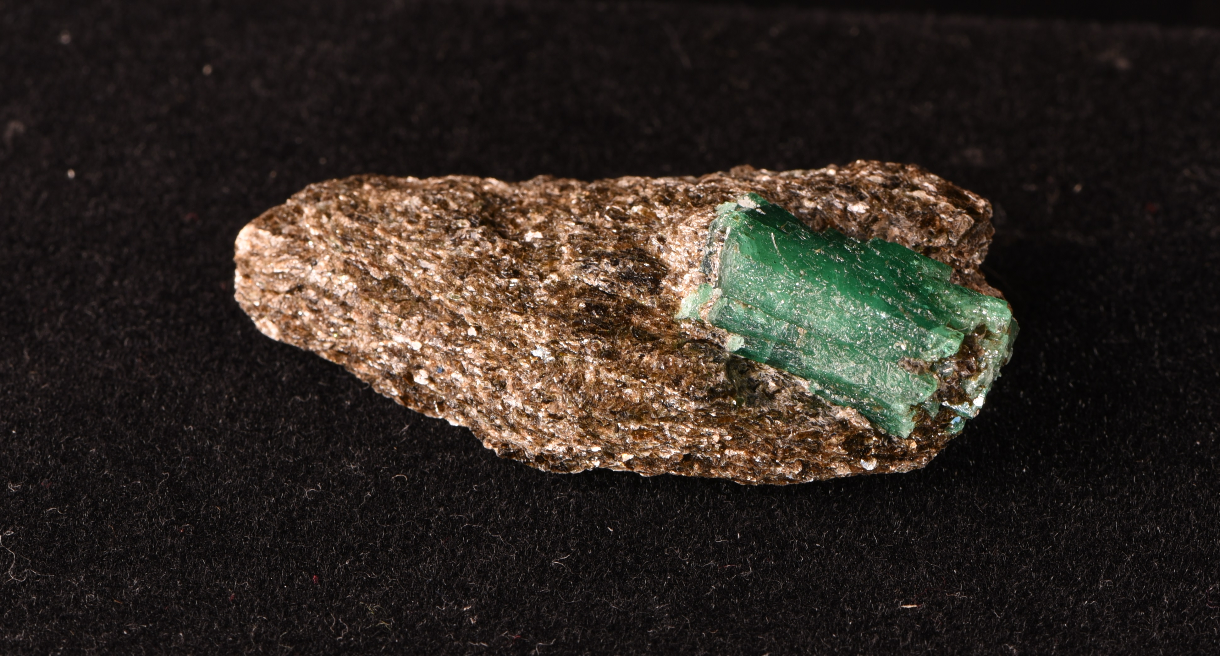   Kleine Smaragdstufe mit großem Einzelkristall