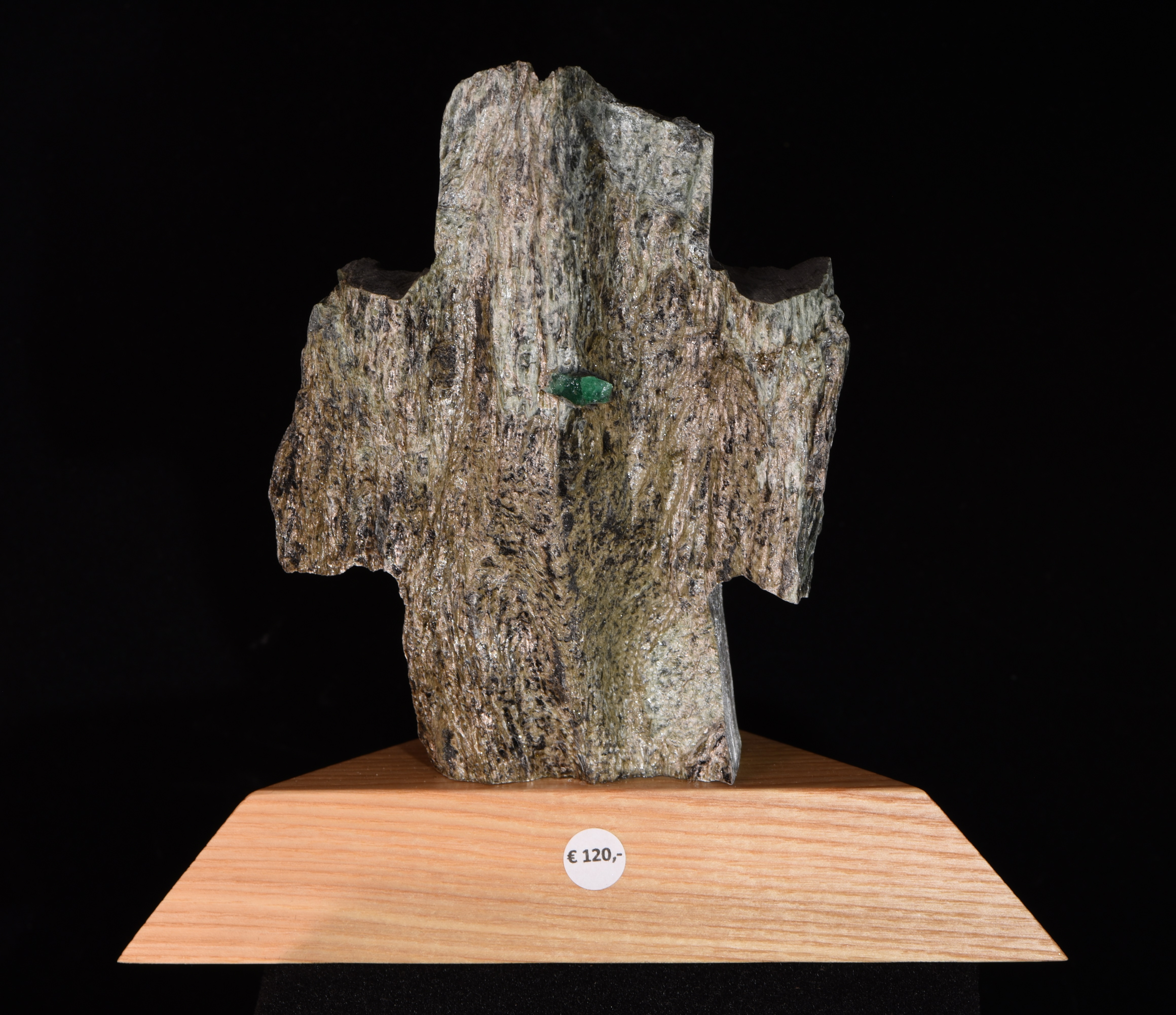 Smaragdstufe "Kreuz" auf Holzsockel