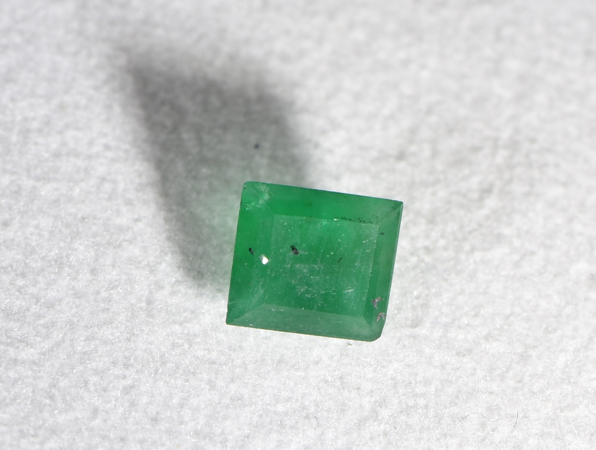 facettierter Smaragd (0,77 ct) facettierter Smaragd (0,77 ct)