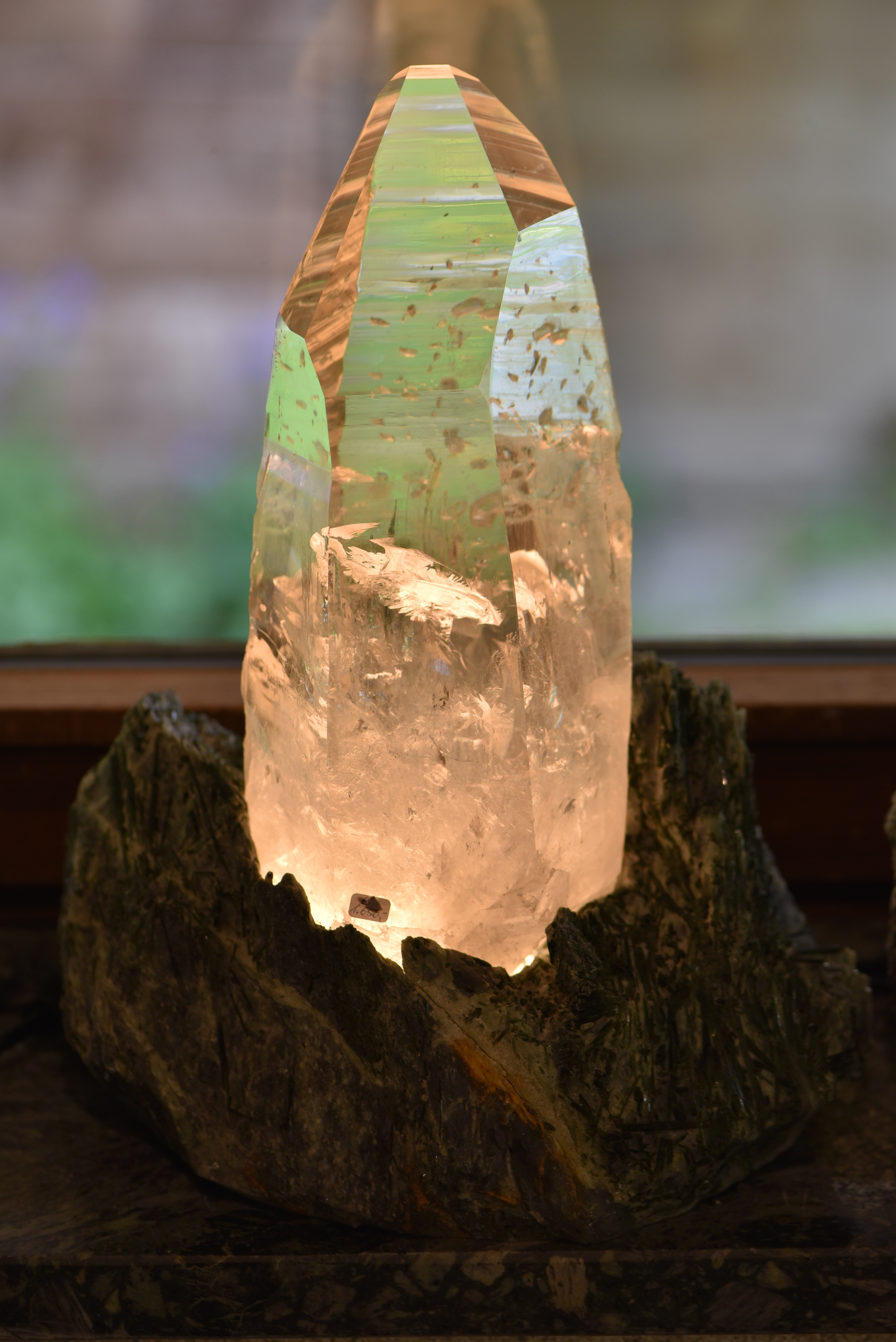 Bergkristallstufe mit Aktinolithsockel