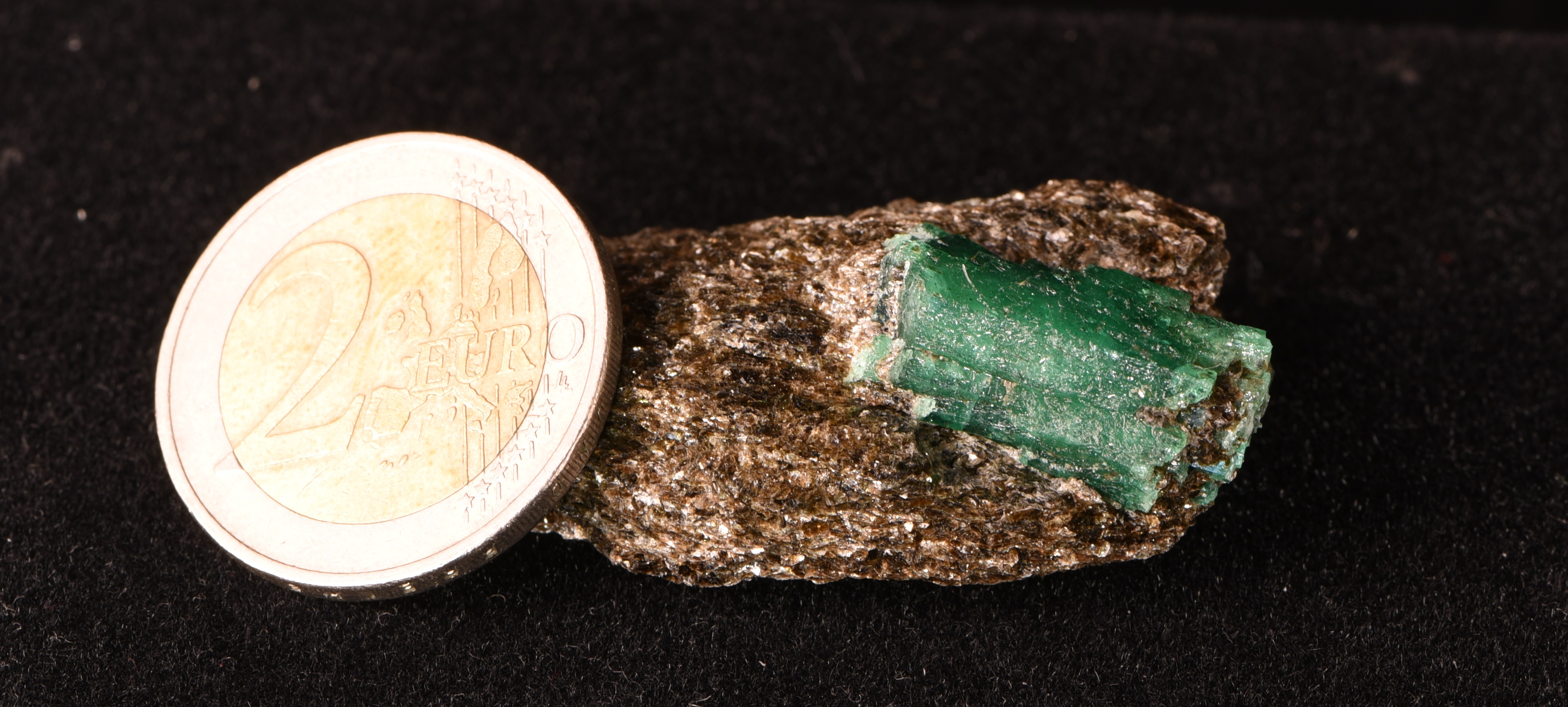   Kleine Smaragdstufe mit großem Einzelkristall
