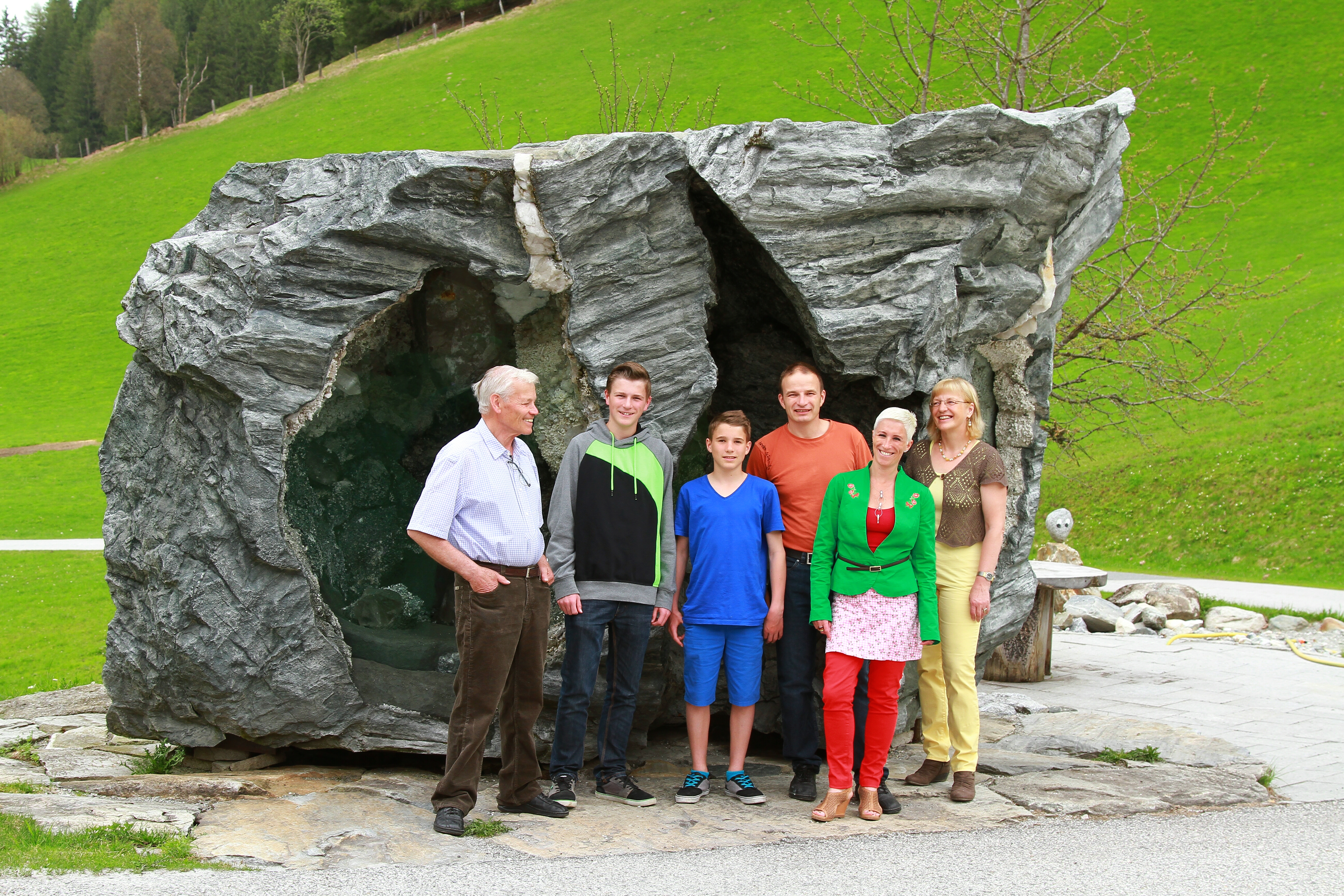 Familie Steiner Familie Steiner bei der Kristallkluft vorm Haus