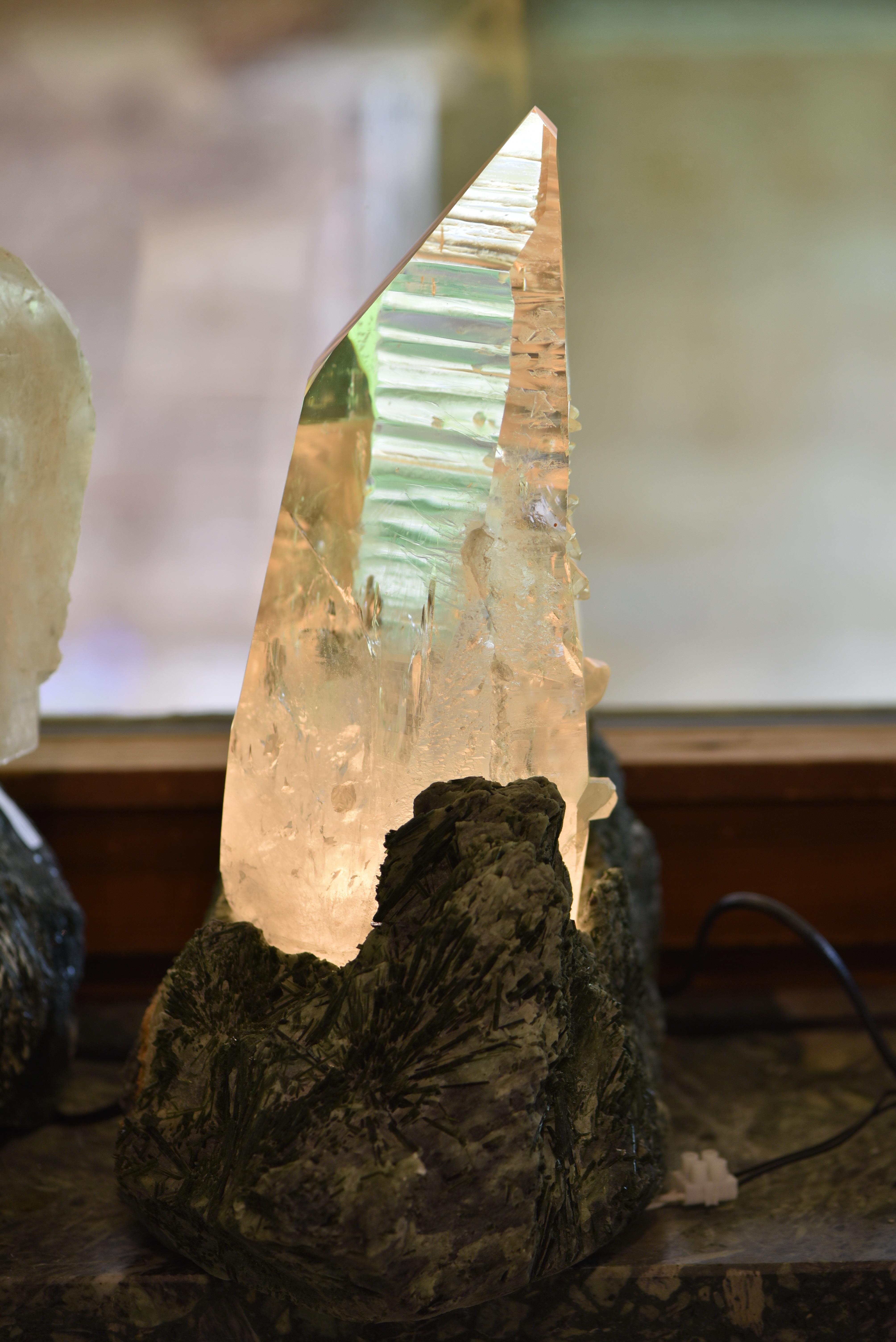 Bergkristallstufe mit Aktinolithsockel