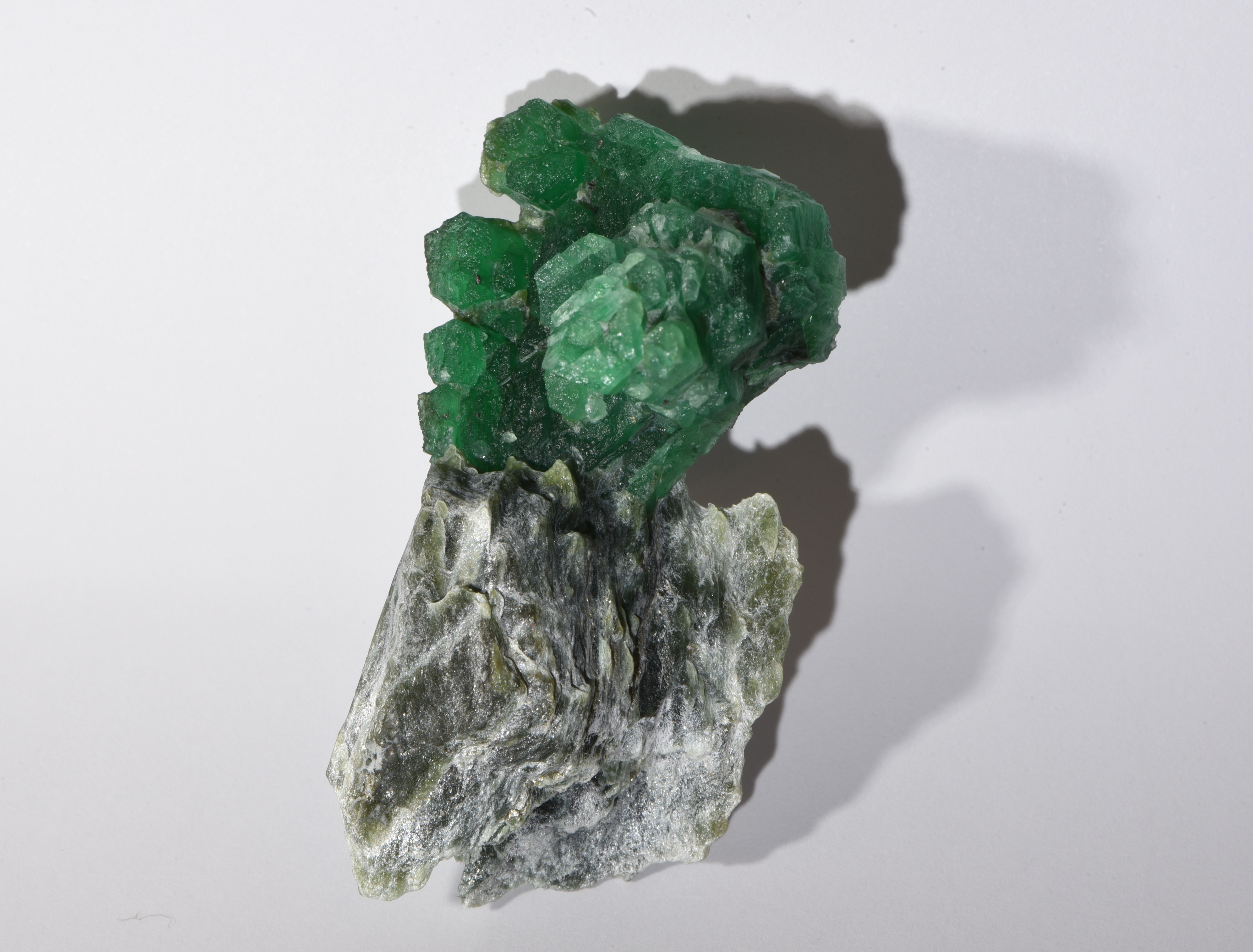 Smaragdstufe mit freistehender Verwachsung