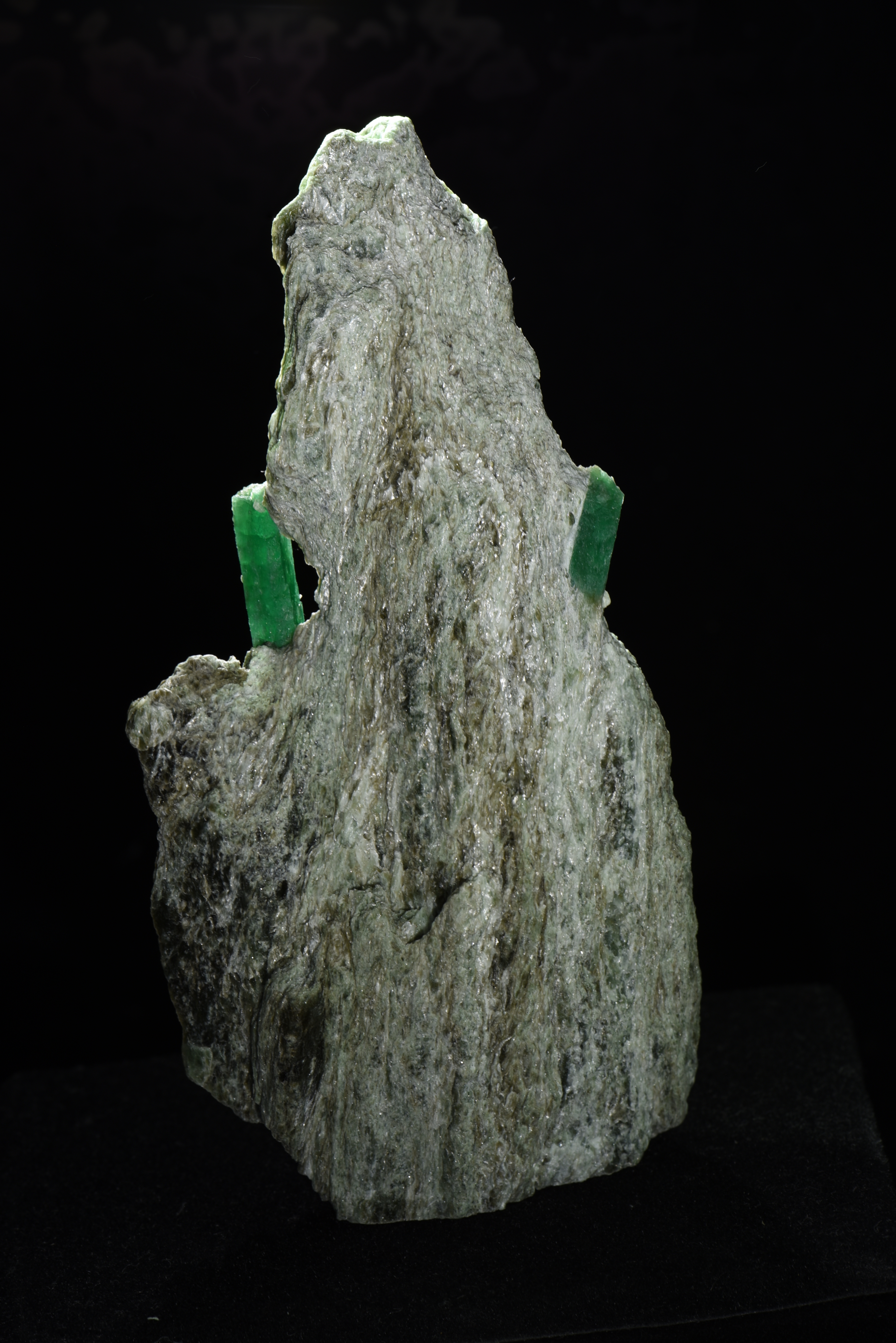     Smaragdstufe mit freistehendem Kristall