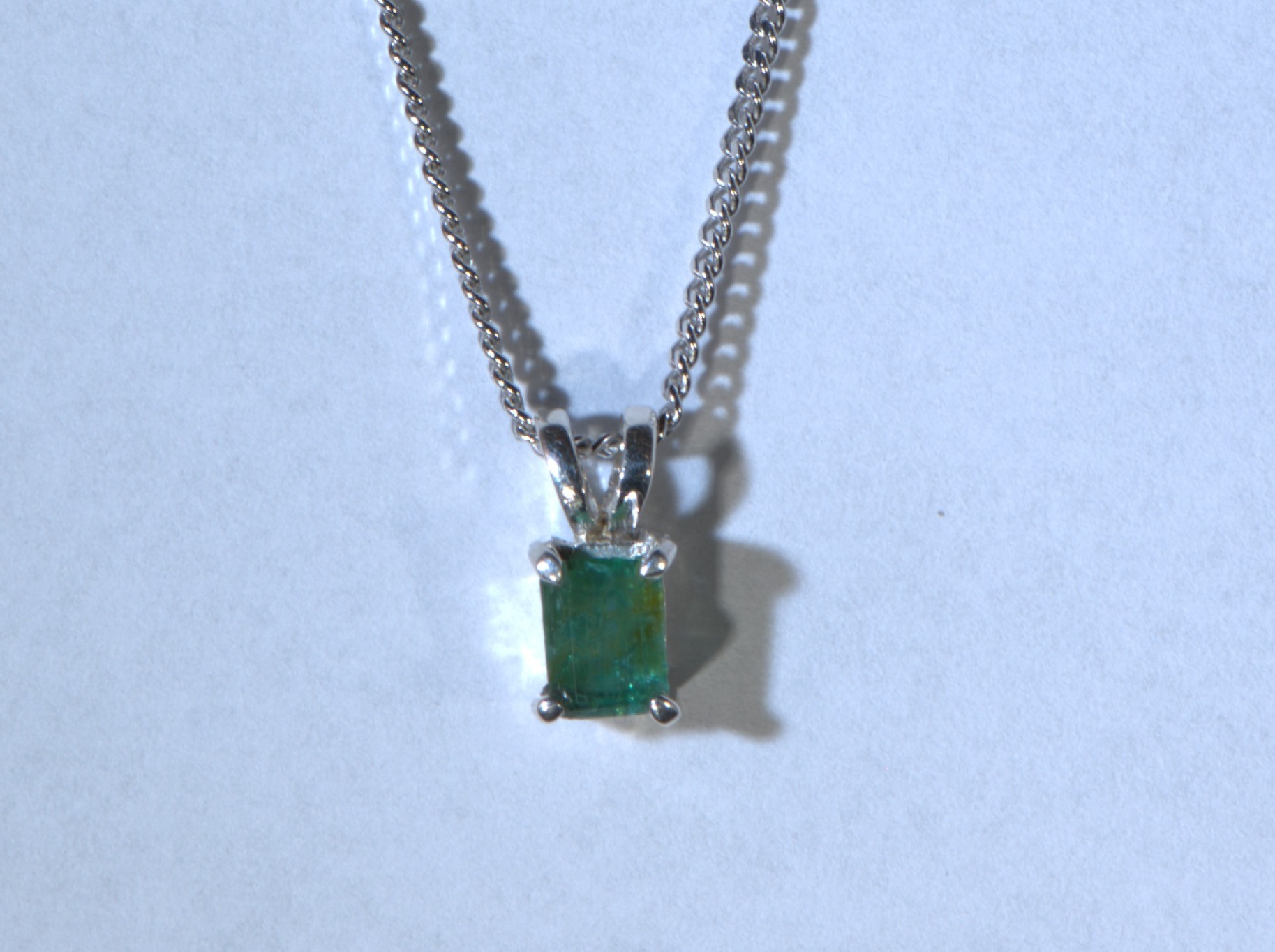 Zierlicher Smaragdanhänger (Krappenfassung)