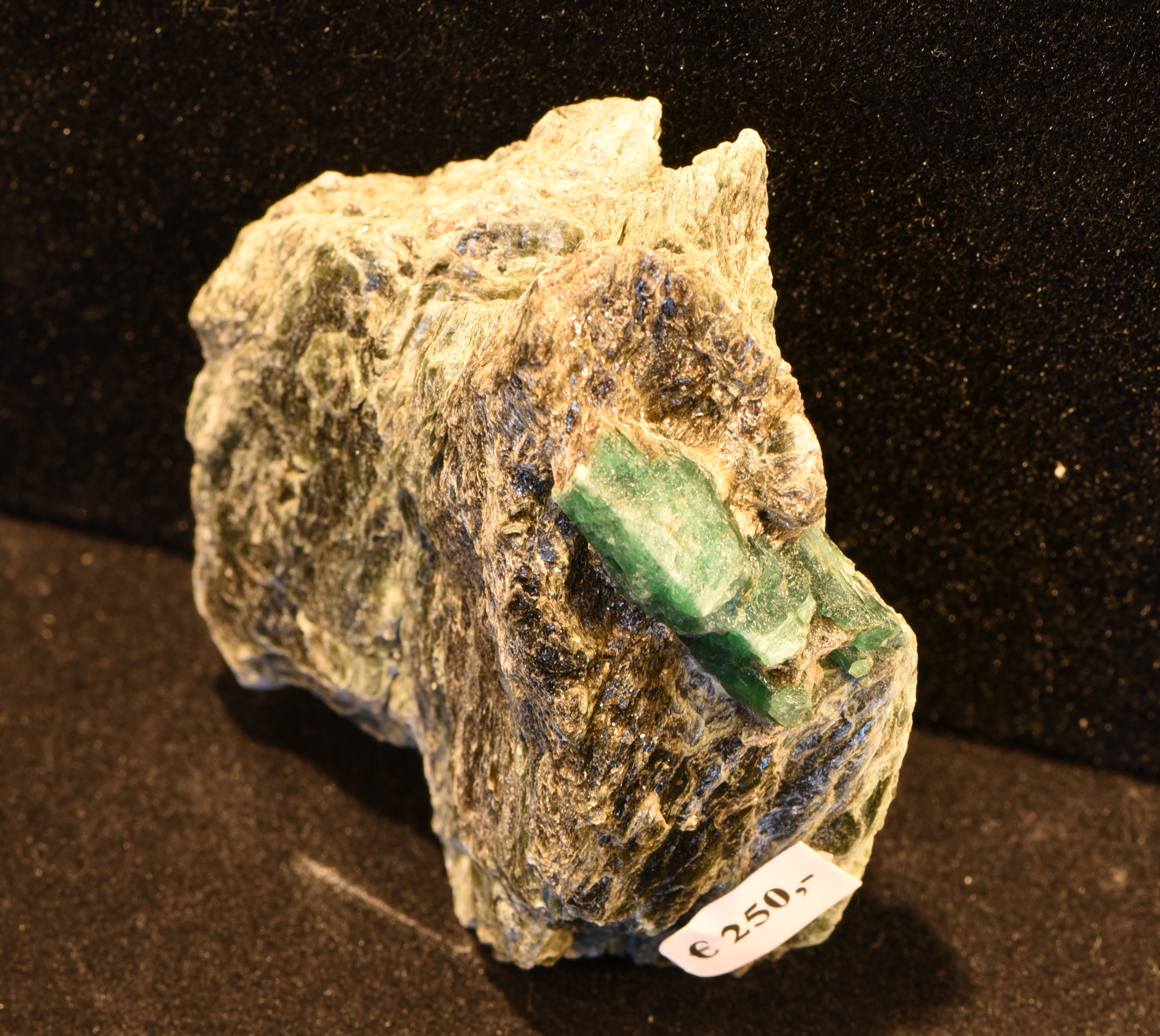 Smaragdstufe mit großem Einzelkristall