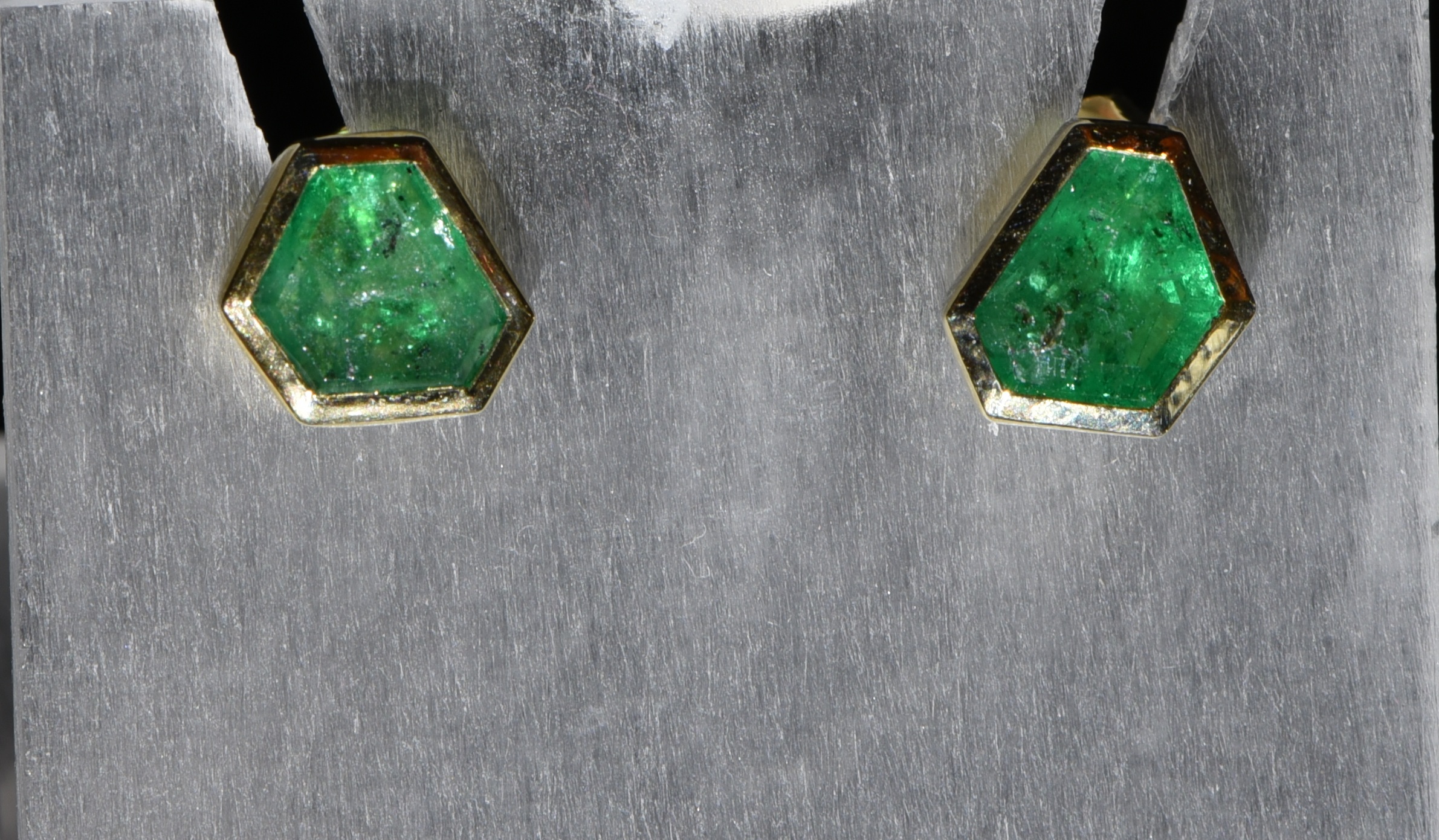 Smaragdohrstecker in Gelbgold
